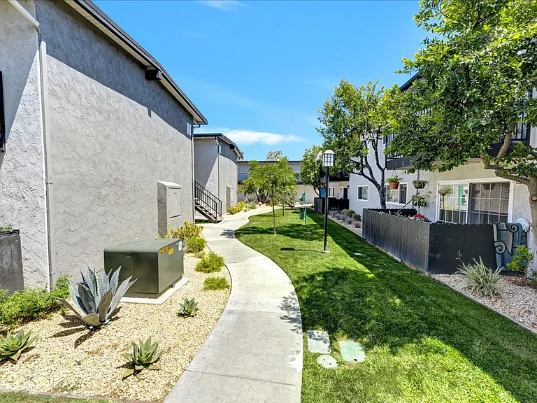 2701 W McFadden Ave — Photo 27