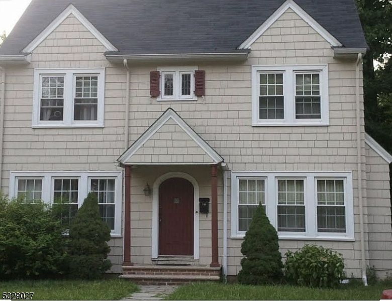1st image of 749 Stirling Dr E