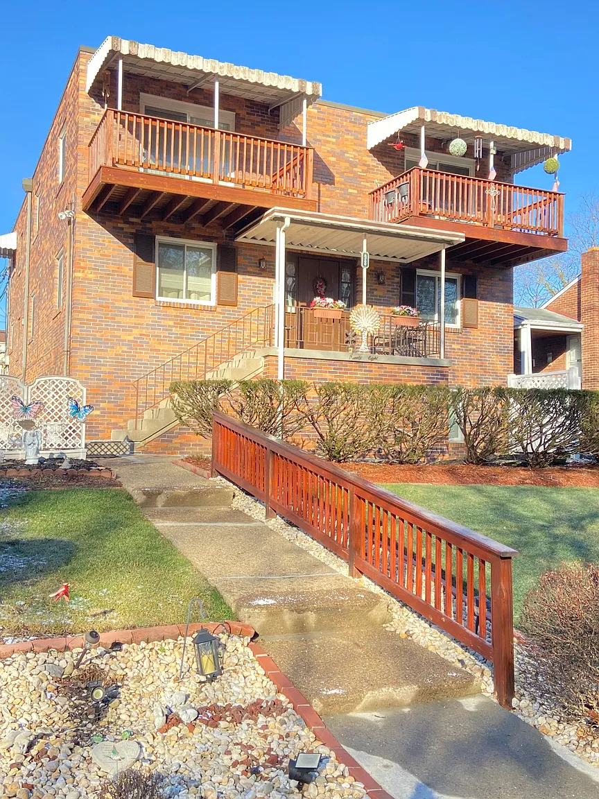 92 Hall Ave photo 1