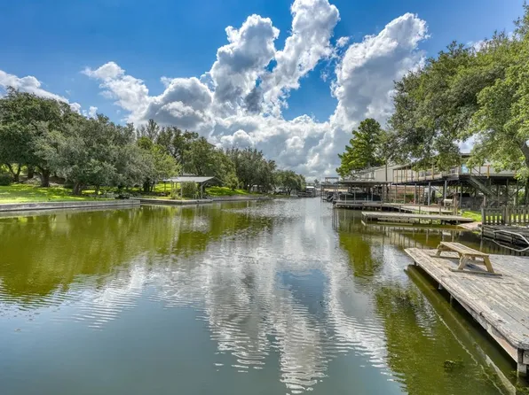 102 Highland Ln, Kingsland, TX 78639
