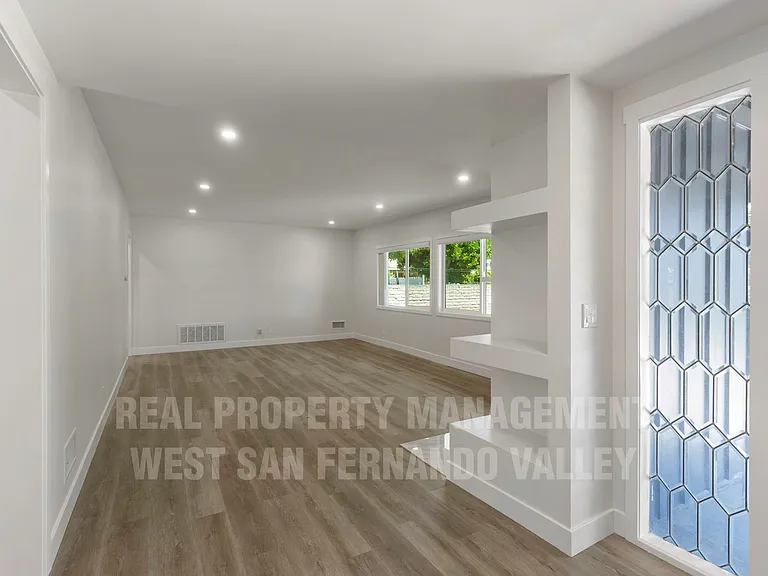 9801 Columbus Ave — Photo 6