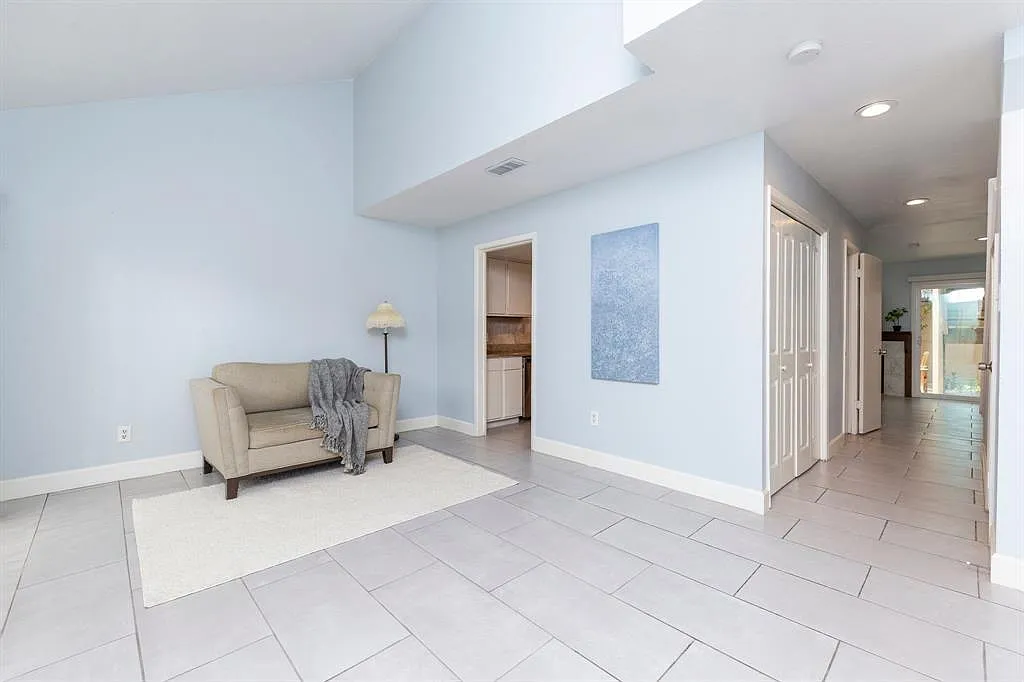 3 bed, 2.5 bath, 2064 sqft, $2,100 — Photo 3