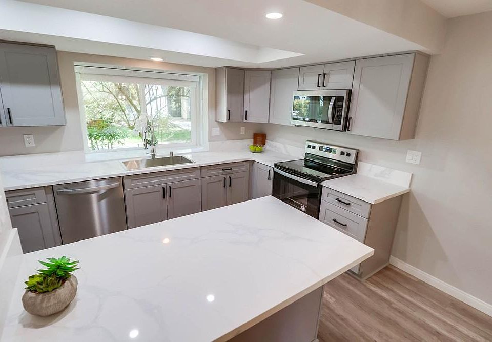 Brand new kitchen! New stainless steel appliances, quiet close cabinets, Calacatta Premium quartz countertops, laminate wood floor.