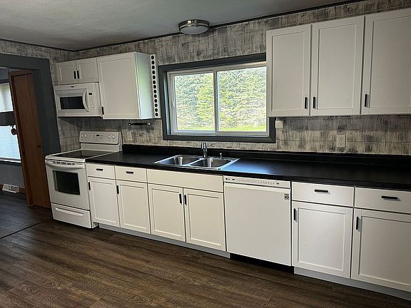 4th image of 501 Black River Ln