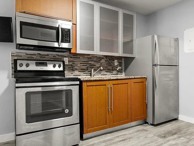 109 SE 23rd St #1-3 — Photo 3