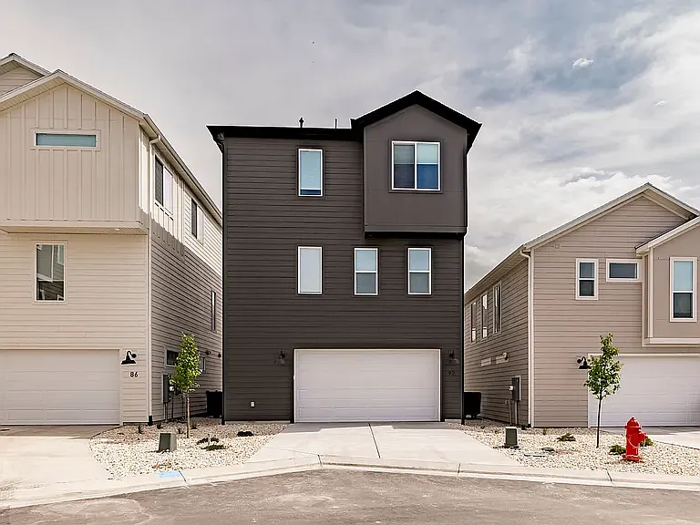 3 bed, 2.5 bath, 1867 sqft, $3,200 — Photo 2