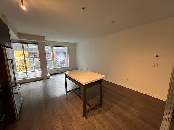 4th image of 384 E 1st Ave #302