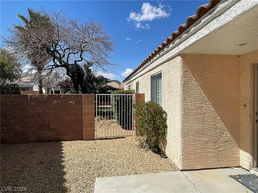 3 bed, 2.0 bath, 1482 sqft, $2,100 — Photo 3