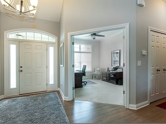 3rd image of 162 Knightsbridge Cir