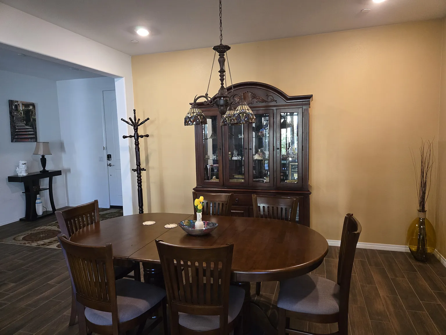 5 bed, 3100 sqft, $1,000 — Photo 2