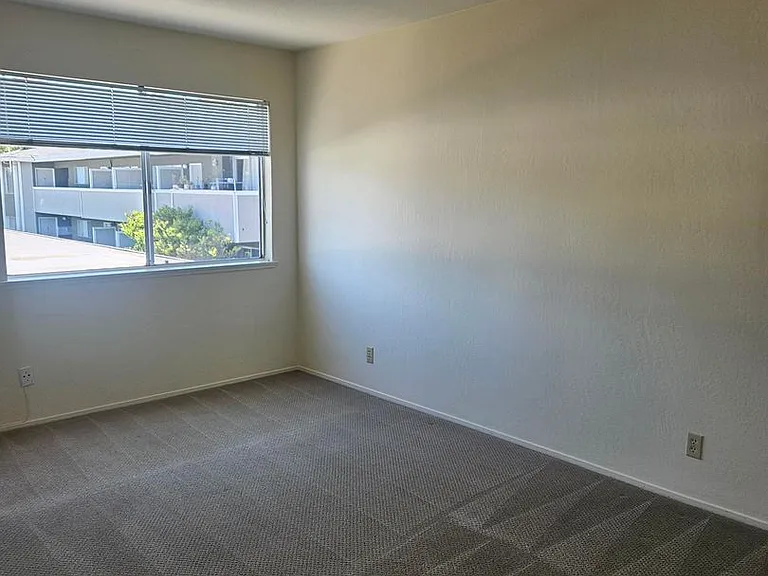 421 Richmond Dr — Photo 7