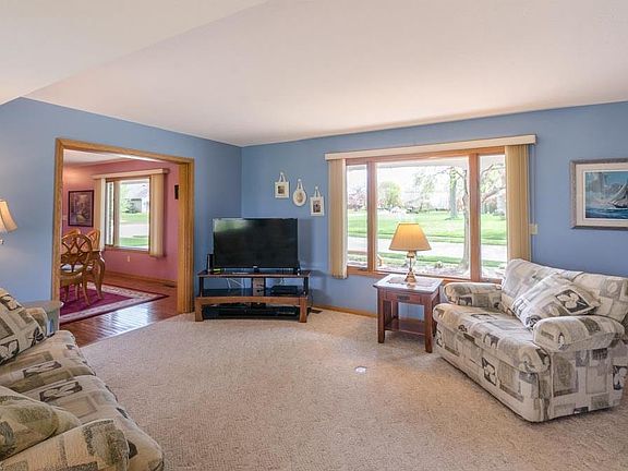 3rd image of 192 E Heatherwood Dr
