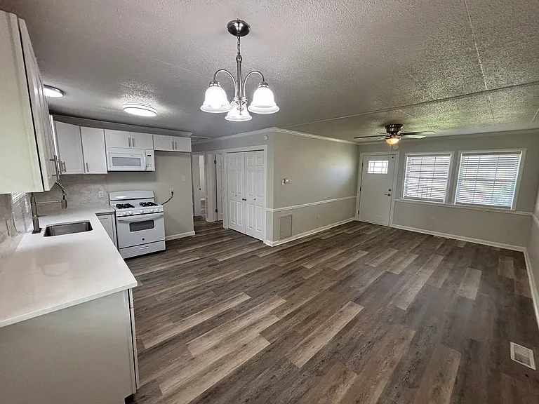 8100 N Claremont Ave — Photo 10