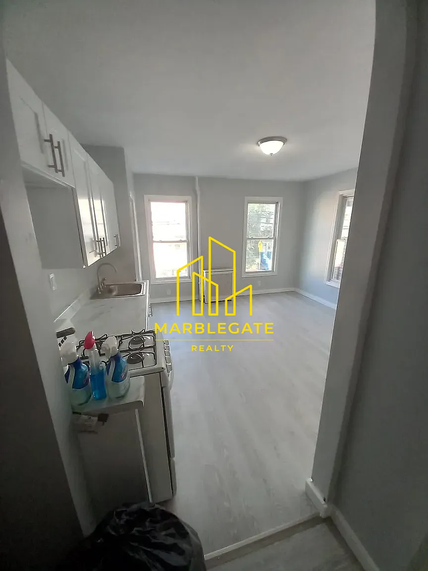 3 bed, 1050 sqft, $2,100 — Photo 2