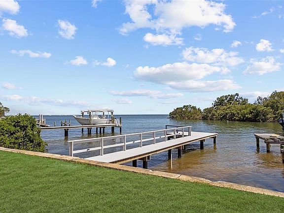 3rd image of 380 Colony Point Rd S