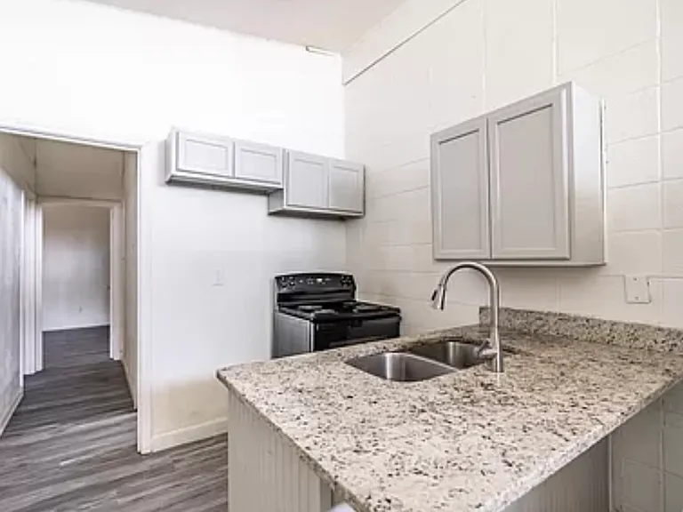 1902-1904 N Poplar St #1902-B — Photo 3
