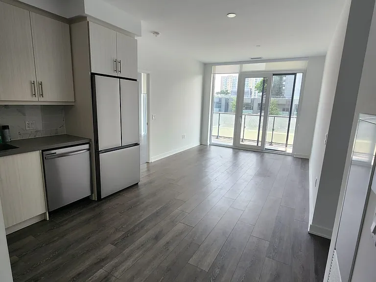 105 Oneida Cres #206 — Photo 3
