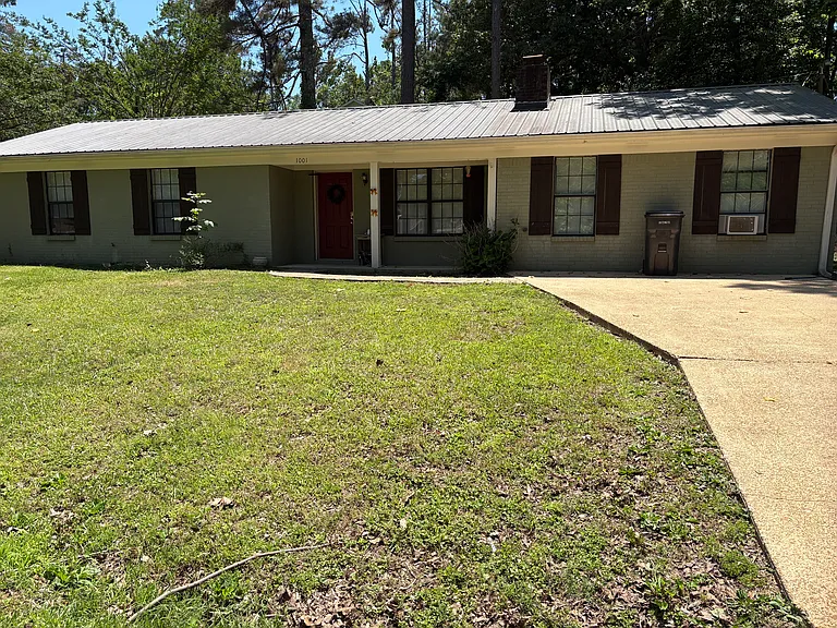 1001 Crawford Cir — Photo 1