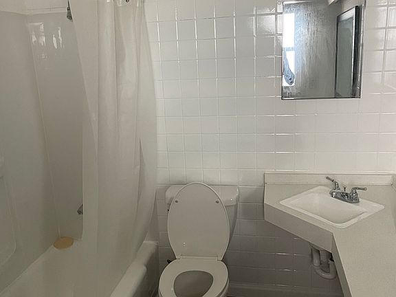 4th image of 3175 Saint Catherine St