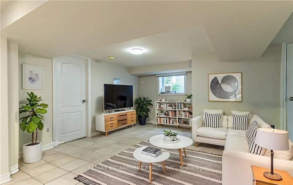 3 bed, $2,095 — Photo 1