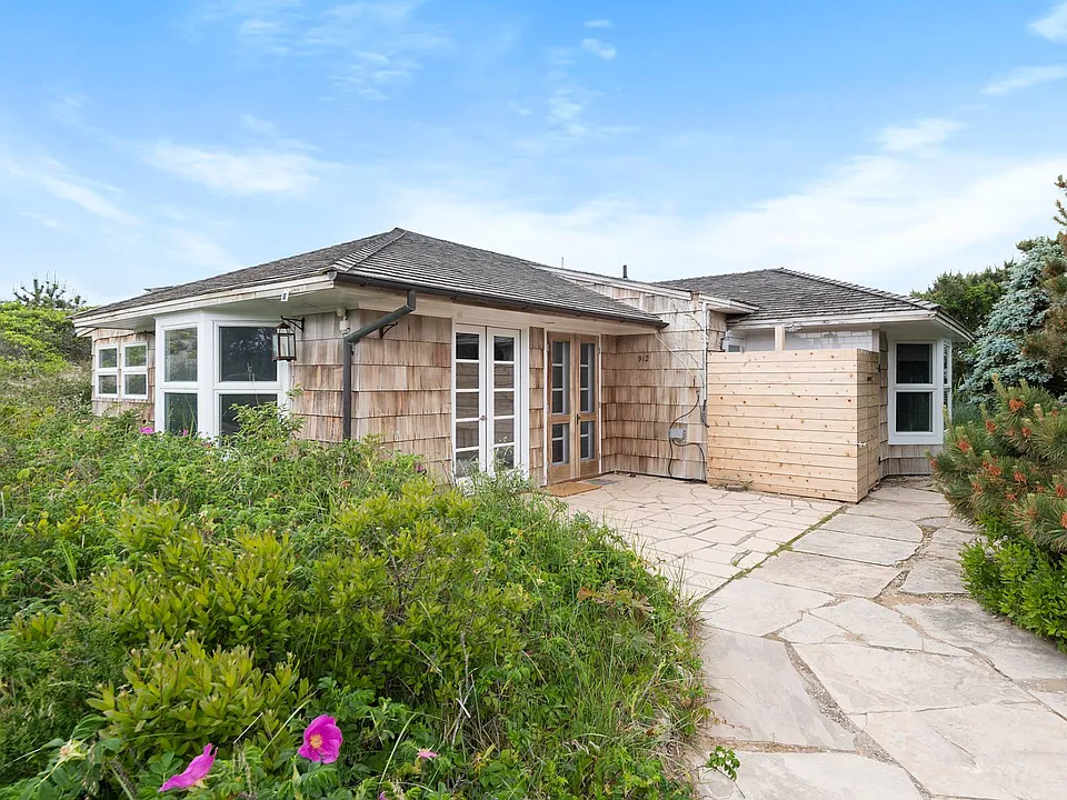 912 Whalers Ln