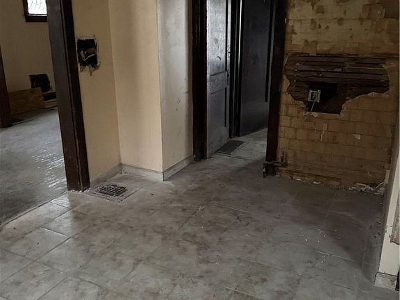 5th image of 9710 Parmelee Ave