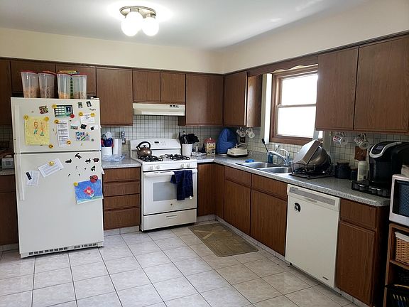 2nd image of 884 Glenlake Dr
