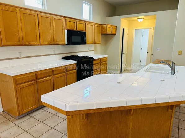 2012 Riverview Dr, Madera, CA 93637