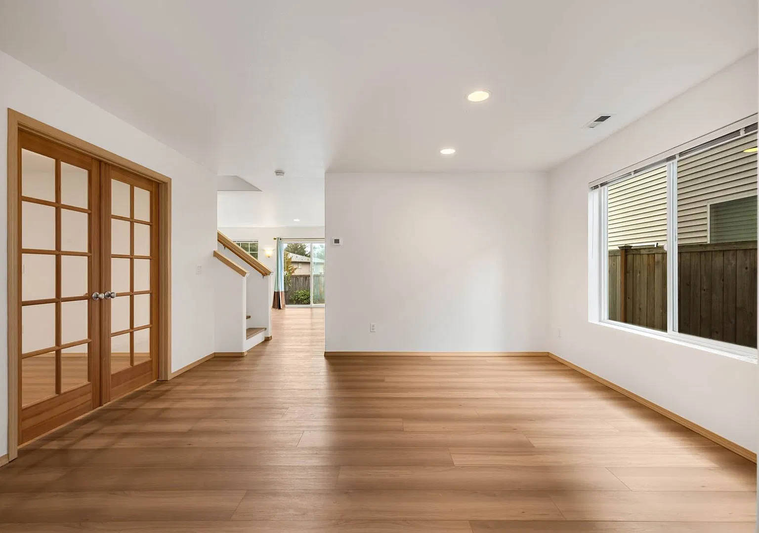 4 Bedroom Sammamish Retreat with Cascade Views and Private Backyard — Photo 2