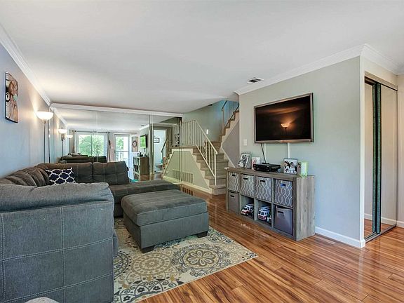 4th image of 319 Clubhouse Ct