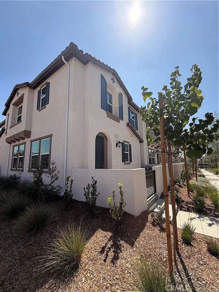 3 bed, 1644 sqft, $3,500 — Photo 3