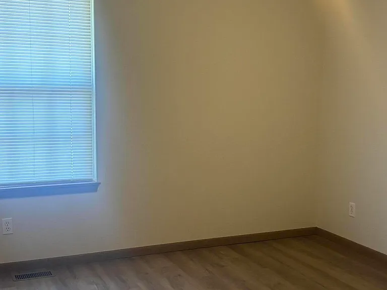 1320 Raleigh Dr — Photo 2