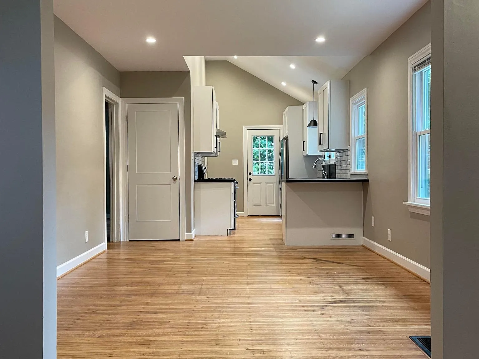 4837 N Kenwood Ave — Photo 3