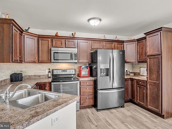 3rd image of 7808 Dewey Dr