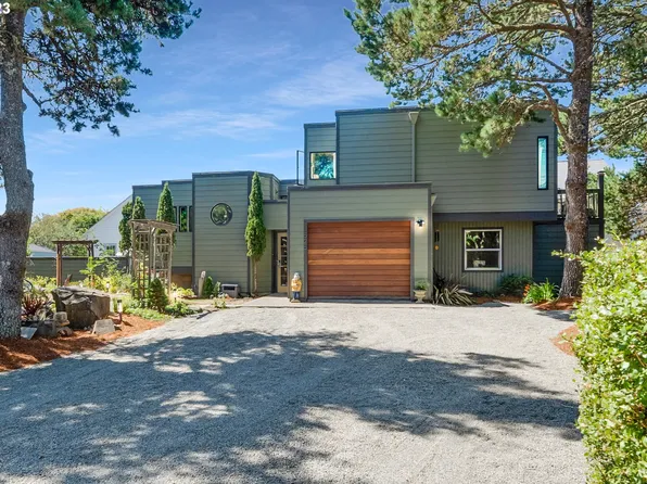 525 Heceta Pl, Hammond, OR 97121