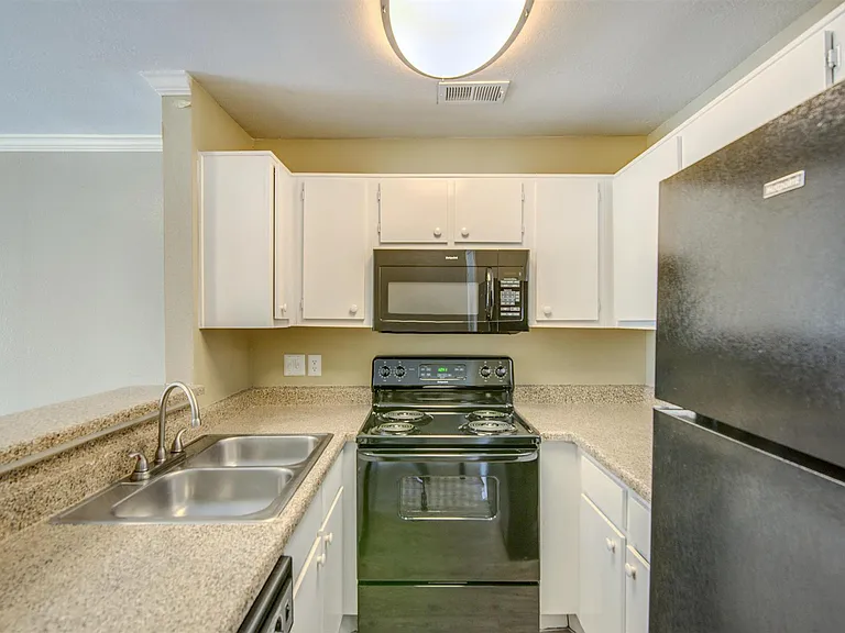 Spring Hill Village Apartments — Photo 5