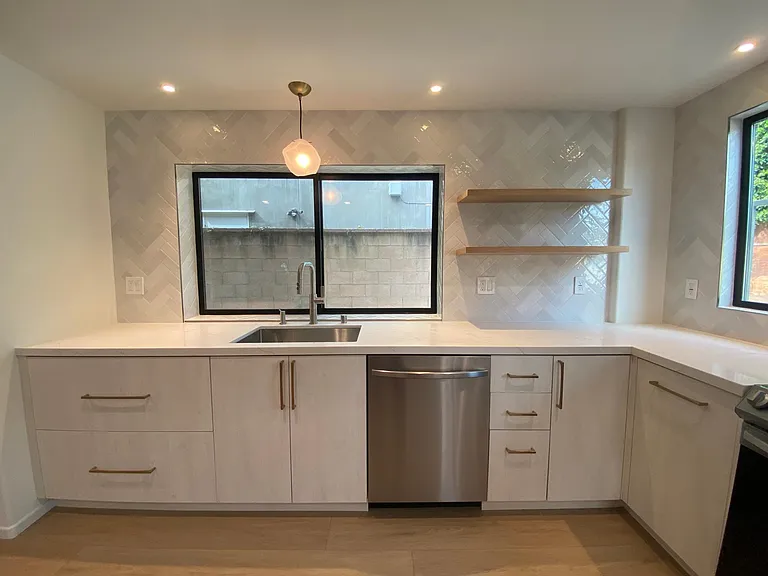 2610 S Barrington Ave — Photo 4