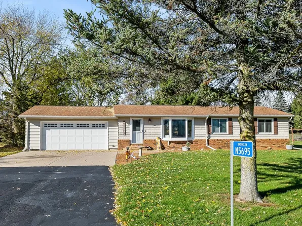 N5695 Lakeview Dr, Green Lake, WI 54941