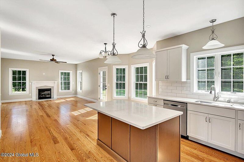 5th image of 19 Westfall Court