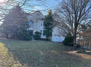 5 Macfarlane Cir, Monroe Township, NJ 08831