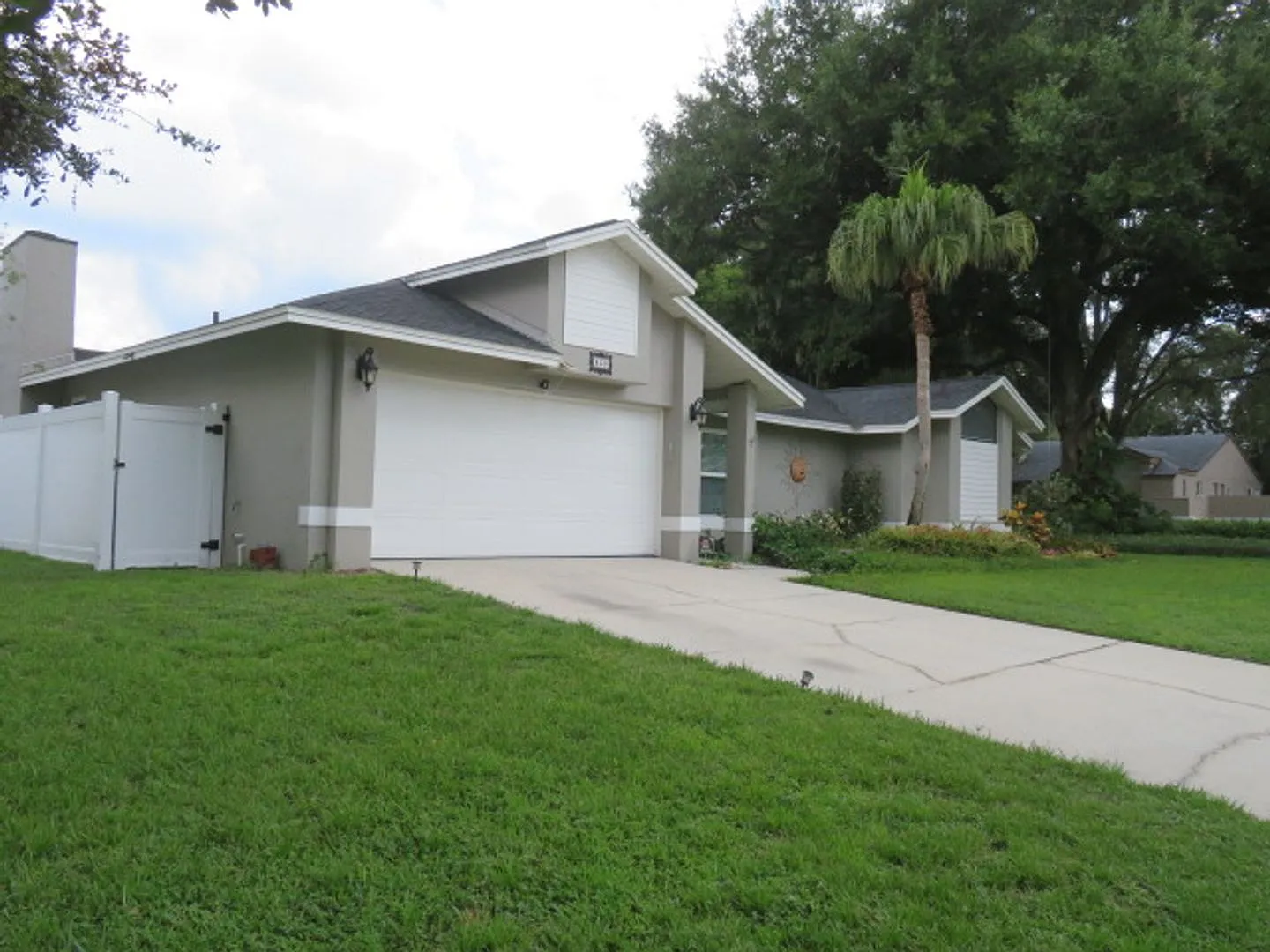 Beautiful Home Features with 4 bedrooms 2 bath with a 2-car garage. — Photo 2