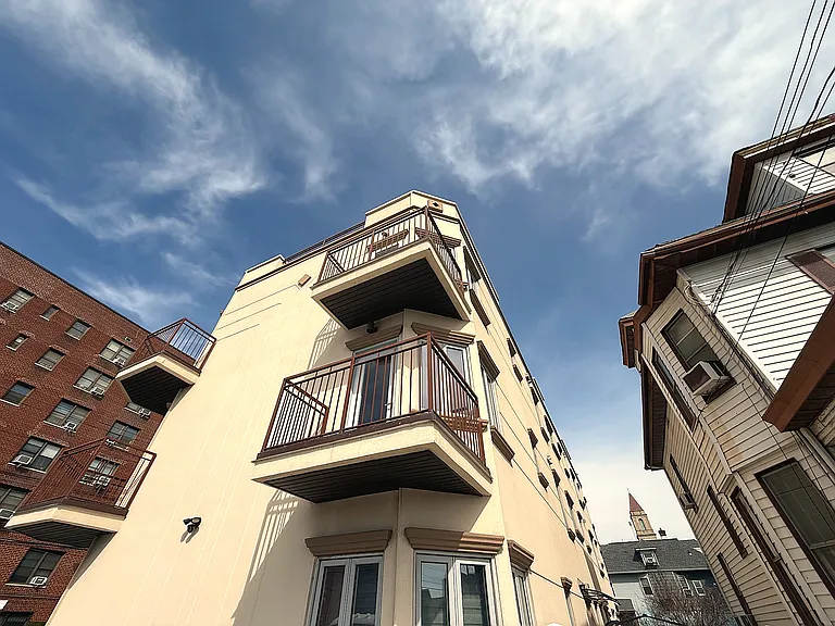 1901 Voorhies Ave #3 — Photo 10