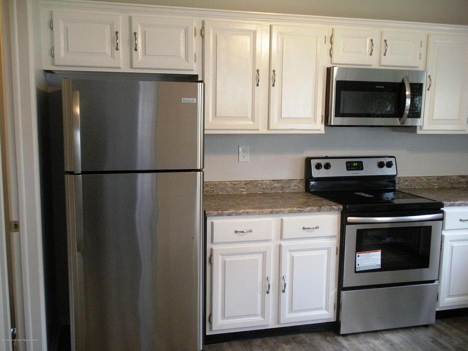 1st image of 813B Westminster Ct