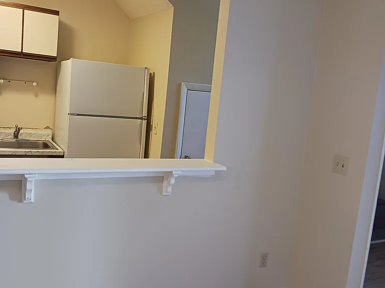 1346 Bradley Dr — Photo 2