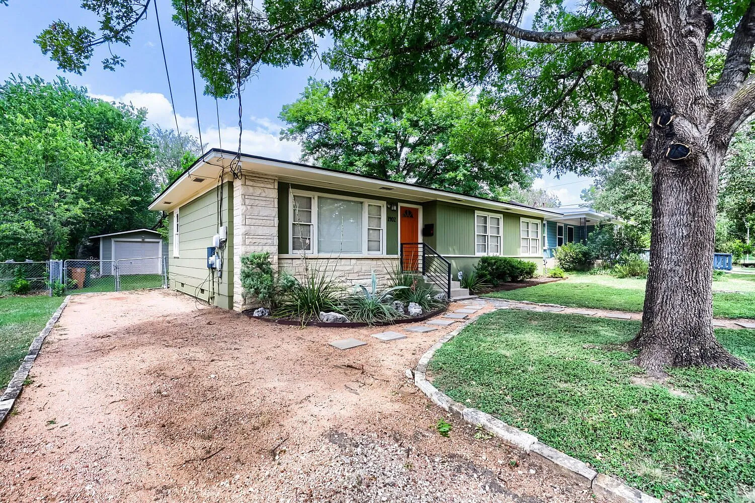 3 bed, 2.0 bath, 1184 sqft, $3,000 — Photo 3