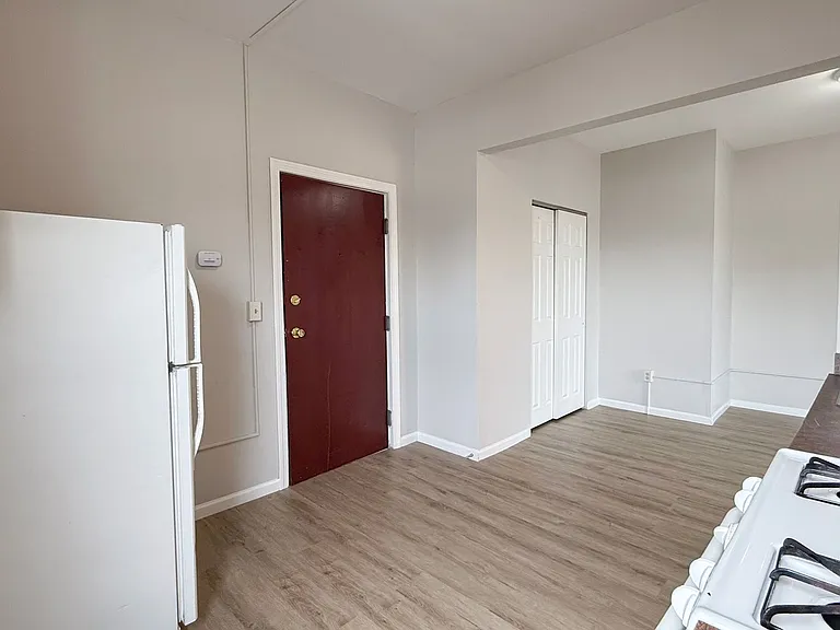 291 Buckingham St / Luca Investments LLC — Photo 7