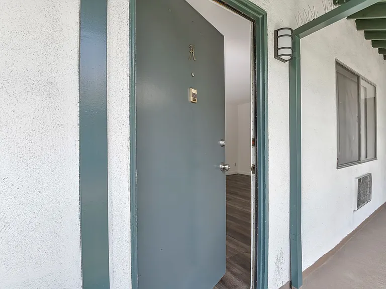 1799 N Hollywood Way — Photo 48