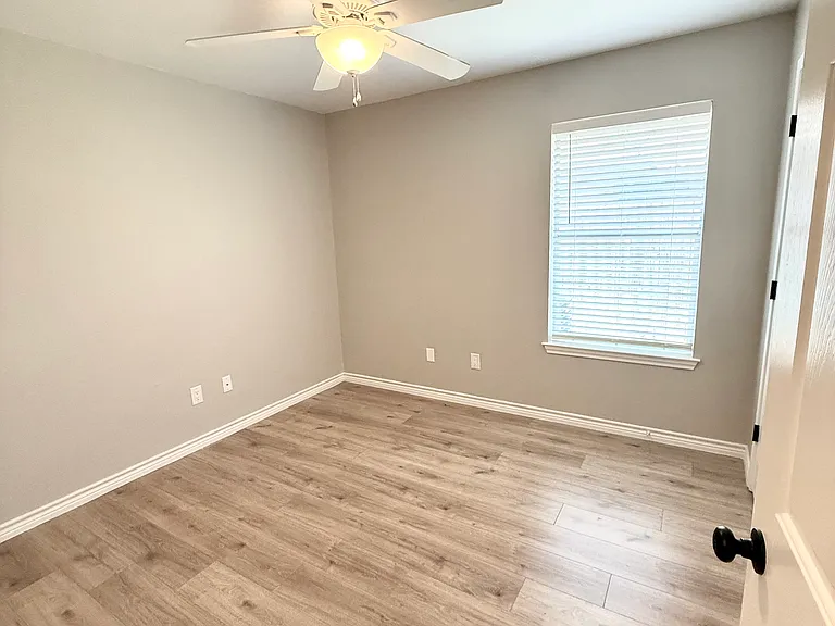 1109 E Avenue M — Photo 18