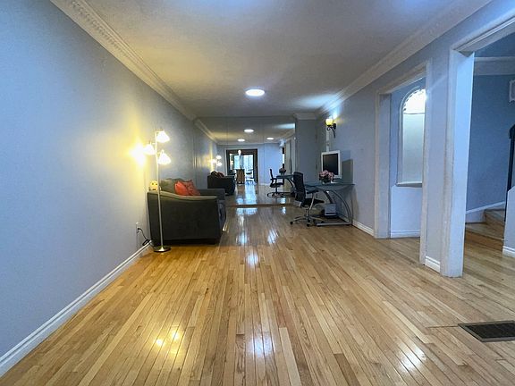 5th image of 156 Borrows St