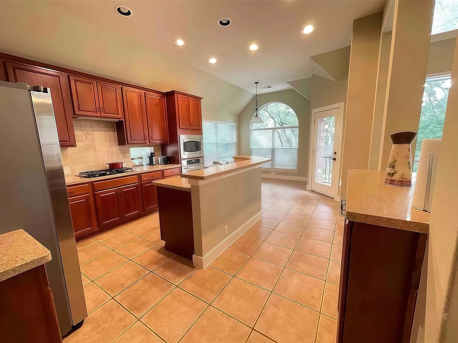 3 bed, 2.0 bath, 2485 sqft, $3,850 — Photo 3
